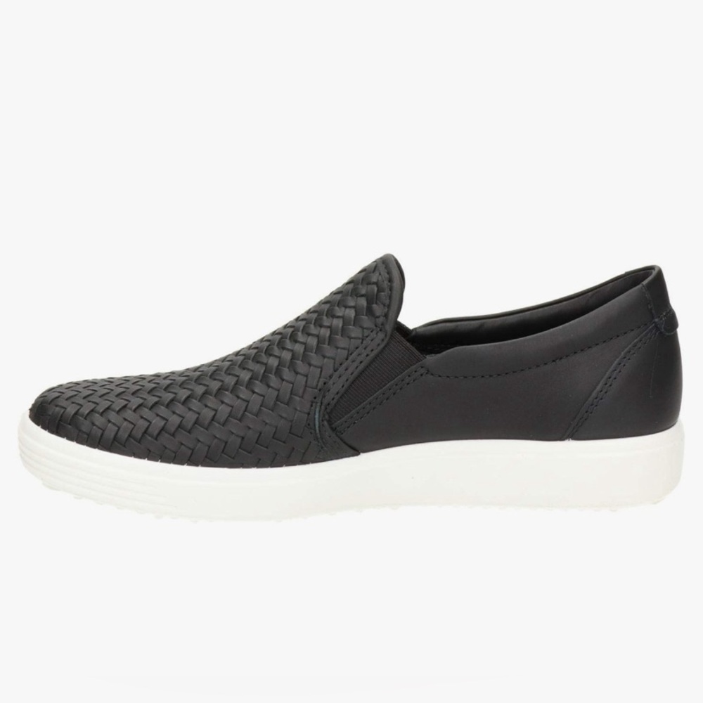 ECCO Women’s black wove. Leather Slip on sneaker size 9